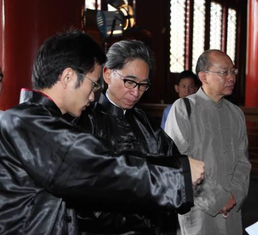 釋菜禮前的儀節演示:張德付先生(左)與嘉禮堂主人張頌仁先生(中)