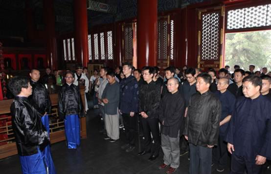 禮成,觀禮嘉賓及學員一同拜謁孔子,彭林教授講解釋菜禮的內容及精神