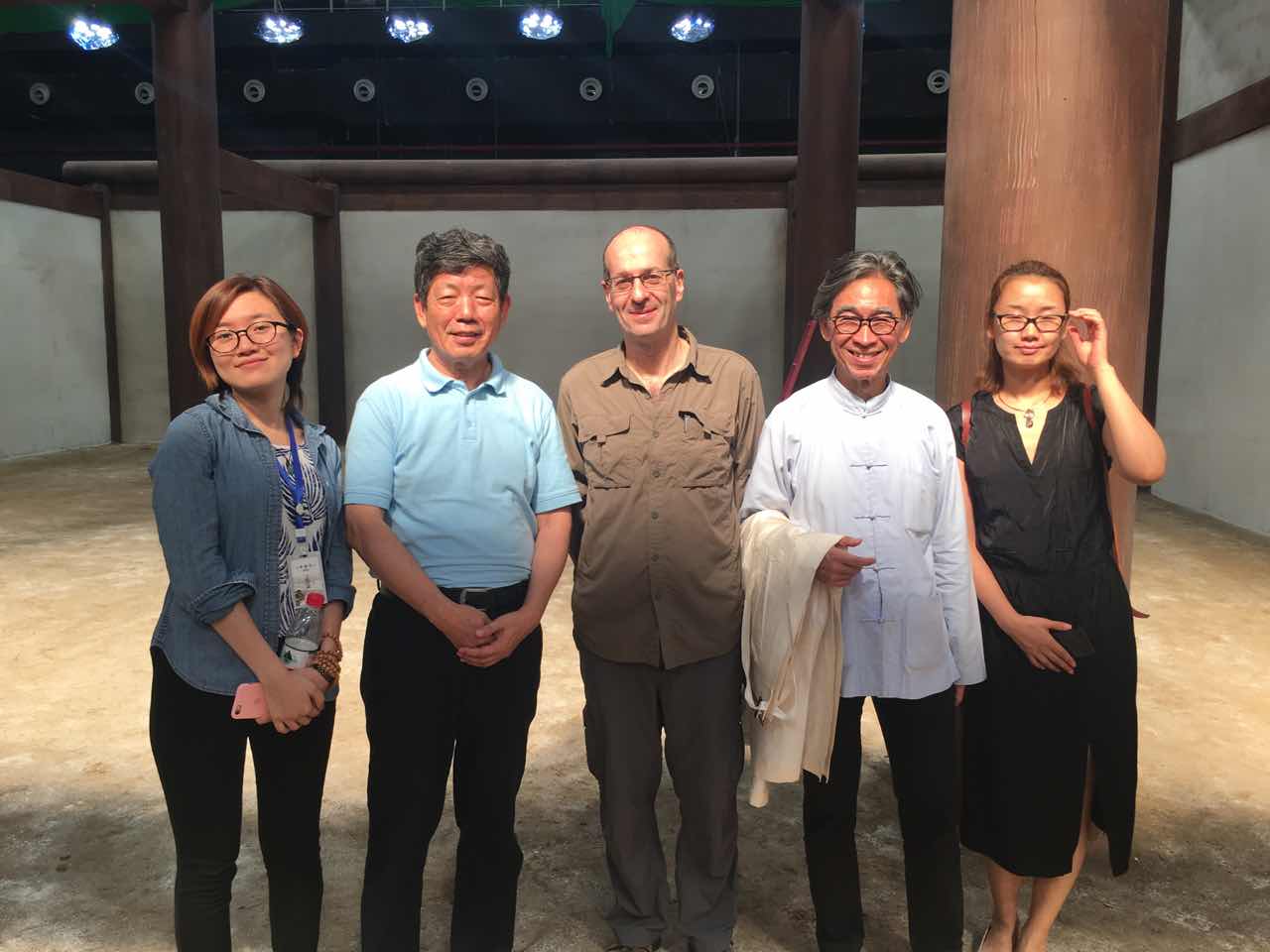 学术顾问彭林教授(左二)、导演保罗先生(中)、主办方香港嘉礼堂张颂仁先生(右二)与工作人员合影